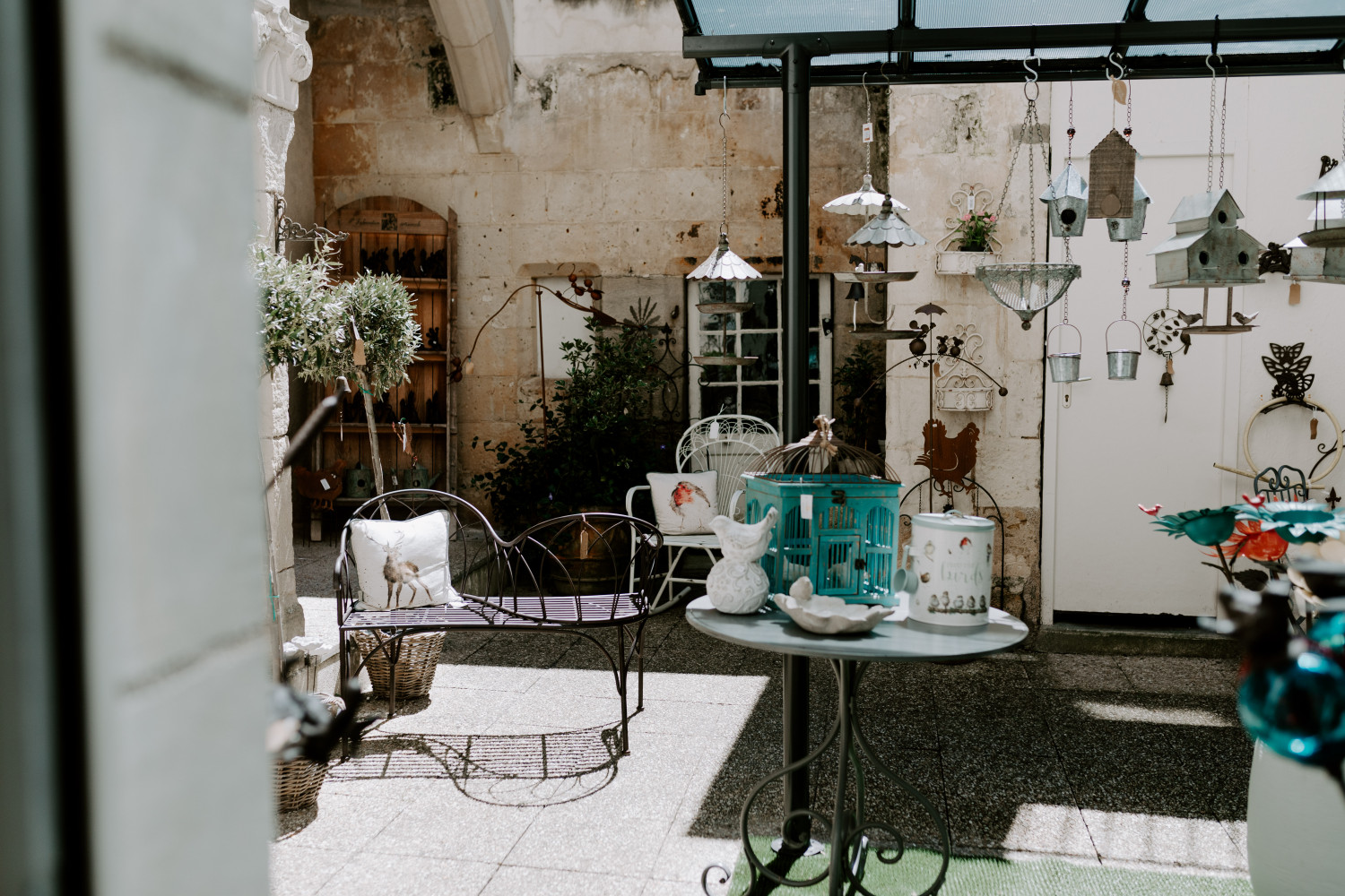 Décoration extérieure et mobilier de jardin à Loches (37) – terrasse, salon de jardin, statues et lanternes en Indre-et-Loire